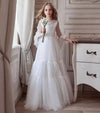 Sofia - Une belle robe blanche à manches longues avec bouton au dos