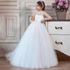 Anita - Une magnifique robe bouffante en tulle blanc avec col haut et manches longues