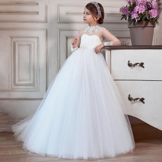 Anita - Une magnifique robe bouffante en tulle blanc avec col haut et manches longues